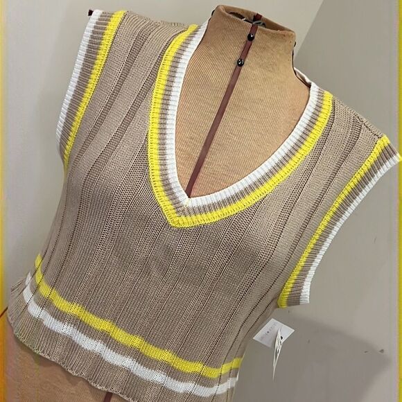 NWT Ultra Flirt Cropped Cable Knit Tennis Sweater Vest - Size Medium Juniors - Picture 1 of 10